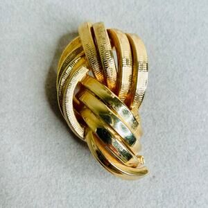 Vintage Textured Shiny Gold Tone Knot Brooch